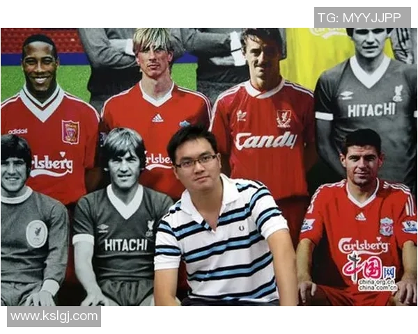 足球明星合影展现魅力瞬间帅气风采尽显的精彩时刻