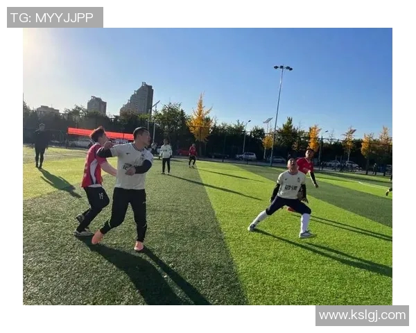 足球明星赛场激情舞动瞬间展现运动与艺术的完美结合